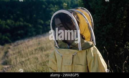 20.000 Bienenarten (2023) Regie führte Estibaliz Urresola Solaguren mit Sofía Otero, Patricia López Arnaiz und Ane Gabarain. Während eines Sommers in einem Dorfhaus, das mit der Imkerei verbunden ist, erleben eine Achtjährige und ihre Mutter Enthüllungen, die ihr Leben für immer verändern werden. Werbung noch ***NUR REDAKTIONELLE VERWENDUNG***. Quelle: BFA / Luxbox Stockfoto