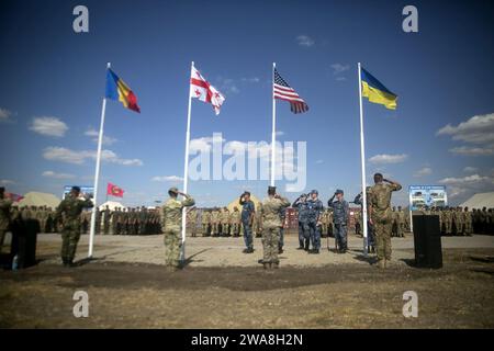 US-Streitkräfte. 170710ZH288-001 SHIROKYI LAN, Ukraine (10. Juli 2017)- NATO-Verbündete und Partnerländer grüßen die Farben während der Eröffnungszeremonie der Übung Sea Breeze 2017 in Shirokyi Lan, Ukraine, 10. Juli. Sea Breeze ist eine von den USA und der Ukraine gemeinsam veranstaltete multinationale maritime Übung, die im Schwarzen Meer stattfindet und die Interoperabilität der teilnehmenden Nationen verbessert und die Sicherheit im Seeverkehr in der Region erhöht. (U.S. Marine Corps Foto von CPL. Sean J. Berry/veröffentlicht) Stockfoto
