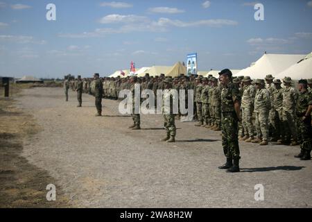 US-Streitkräfte. 170710ZH288-005 SHIROKYI LAN, Ukraine (10. Juli 2017) - NATO-Verbündete und Partnerländer stehen während der Eröffnungszeremonie der Übung Sea Breeze 2017 in Shirokyi LAN zusammen. Ukraine, 10. Juli. Sea Breeze ist eine von den USA und der Ukraine gemeinsam veranstaltete multinationale maritime Übung, die im Schwarzen Meer stattfindet und die Interoperabilität der teilnehmenden Nationen verbessert und die Sicherheit im Seeverkehr in der Region erhöht. (U.S. Marine Corps Foto von CPL. Sean J. Berry/veröffentlicht) Stockfoto