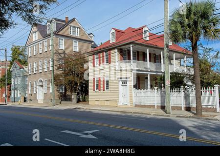 Wohnhäuser entlang der Meeting Street aus den 1800er Jahren im historischen Charleston SC. Stockfoto