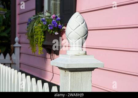 Pfostenpfosten mit Pfostenspitze vor perlenbesetztem Schoß auf dem kolonialen Haus in Charleston, South Carolina Stockfoto