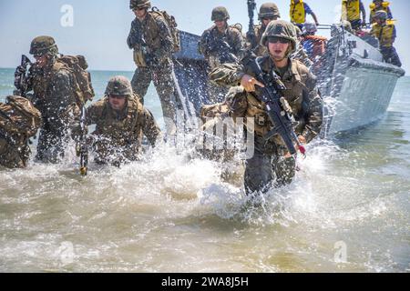 US-Streitkräfte. 170719QX735-017 MYKOLAYIVKA, Ukraine (19. Juli 2017) - US-Marines mit 3. Bataillon, 23. Marine-Regiment, greifen einen Strand mit einem türkischen Higgins-Landeboot vom türkischen Schiff TCG Karamurselbey (NL-124) an, 19. Juli, in Mykolayivka, Ukraine, während der Übung Sea Breeze 2017. Sea Breeze ist eine von den USA und der Ukraine gemeinsam veranstaltete multinationale maritime Übung, die im Schwarzen Meer stattfindet und die Interoperabilität der teilnehmenden Nationen verbessert und die Sicherheit im Seeverkehr in der Region erhöht. (Foto des U.S. Marine Corps von Staff Sgt. Marcin Platek/veröffentlicht) Stockfoto