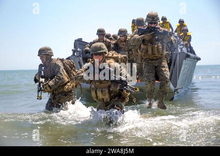 US-Streitkräfte. 170719QX735-016 MYKOLAYIVKA, Ukraine (19. Juli 2017) - US-Marines mit 3. Bataillon, 23. Marine-Regiment, greifen einen Strand mit einem türkischen Higgins-Landeboot vom türkischen Schiff TCG Karamurselbey (NL-124) an, 19. Juli, in Mykolayivka, Ukraine, während der Übung Sea Breeze 2017. Sea Breeze ist eine von den USA und der Ukraine gemeinsam veranstaltete multinationale maritime Übung, die im Schwarzen Meer stattfindet und die Interoperabilität der teilnehmenden Nationen verbessert und die Sicherheit im Seeverkehr in der Region erhöht. (Foto des U.S. Marine Corps von Staff Sgt. Marcin Platek/veröffentlicht) Stockfoto