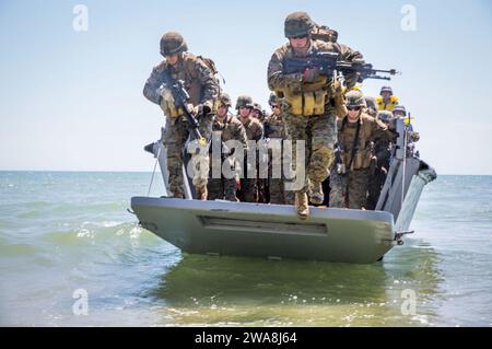 US-Streitkräfte. 170719QX735-014 MYKOLAYIVKA, Ukraine (19. Juli 2017) - US-Marines mit 3. Bataillon, 23. Marine-Regiment, greifen einen Strand mit einem türkischen Higgins-Landeboot vom türkischen Schiff TCG Karamurselbey (NL-124) an, 19. Juli, in Mykolayivka, Ukraine, während der Übung Sea Breeze 2017. Sea Breeze ist eine von den USA und der Ukraine gemeinsam veranstaltete multinationale maritime Übung, die im Schwarzen Meer stattfindet und die Interoperabilität der teilnehmenden Nationen verbessert und die Sicherheit im Seeverkehr in der Region erhöht. (Foto des U.S. Marine Corps von Staff Sgt. Marcin Platek/veröffentlicht) Stockfoto