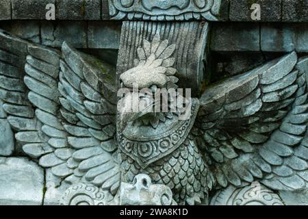 Eine Steinschnitzerei an einer Wand in Form einer Adlerstatue Stockfoto