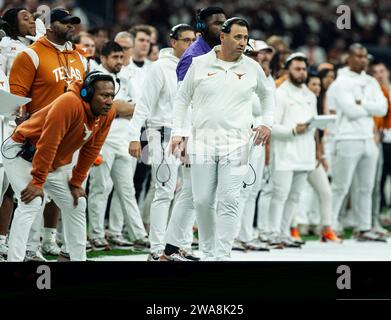 Januar 2024 New Orleans LA U.S.A. Texas-Cheftrainer Steve Sarkisian geht am Rande des NCAA Allstate Sugar Bowl Semifinal zwischen Washington Huskies und den Texas Longhorns. Washington schlug Texas 37-31 im Caesars Superdome New Orleans, LA Thurman James/CSM Stockfoto