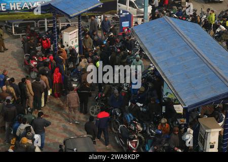 2. Januar 2024, Srinagar Kashmir, Indien : Blick auf die Tankstelle in Srinagar. Massive Anstürze an Tankstellen in der ganzen Stadt Srinagar während landesweiter Streiks von Transporteuren gegen das Gesetz der Bharatiya Nyay Sanhita (BNS), das indische Strafgesetzbuch aus der Kolonialzeit ersetzt. Fahrer, die durch fahrlässiges Fahren einen schweren Verkehrsunfall verursachen und weglaufen, ohne die Polizei oder einen Beamten der Verwaltung zu informieren, können mit einer Strafe von bis zu 10 Jahren oder einer Geldstrafe von 7 Rupien bestraft werden. Am 2. Januar 2024 In Srinagar Kaschmir, Indien. (Foto: Firdous Nazir/Eyepix Group) Stockfoto