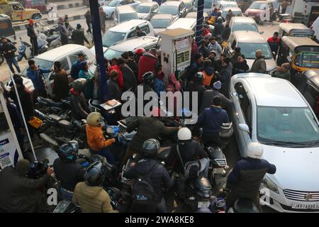 2. Januar 2024, Srinagar Kashmir, Indien : Blick auf die Tankstelle in Srinagar. Massive Anstürze an Tankstellen in der ganzen Stadt Srinagar während landesweiter Streiks von Transporteuren gegen das Gesetz der Bharatiya Nyay Sanhita (BNS), das indische Strafgesetzbuch aus der Kolonialzeit ersetzt. Fahrer, die durch fahrlässiges Fahren einen schweren Verkehrsunfall verursachen und weglaufen, ohne die Polizei oder einen Beamten der Verwaltung zu informieren, können mit einer Strafe von bis zu 10 Jahren oder einer Geldstrafe von 7 Rupien bestraft werden. Am 2. Januar 2024 In Srinagar Kaschmir, Indien. (Foto: Firdous Nazir/Eyepix Group) Stockfoto