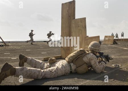 US-Streitkräfte. 170823OC926-048 MITTELMEER (23. August 2017) Lance CPL. Joseph M. Surface, der Indien Kompanie zugewiesen, Bataillon Landing Team, 3. Bataillon 6. Marines, wartet in der Bauchlage, während andere Marines in eine neue Position manövrieren, bevor sie sein Ziel während einer Live-Feuerübung an Bord des amphibischen Transportdocks der San Antonio-Klasse USS Mesa Verde (LPD 19), 23. August 2017 angreifen. Die Reichweite konzentriert sich auf das Einrücken von Zielen über lange und kurze Entfernungen. Die 24. Marine Expeditionary Unit ist im Einsatz mit der Bataan Amphibious Ready Group, um die Seesichur zu unterstützen Stockfoto