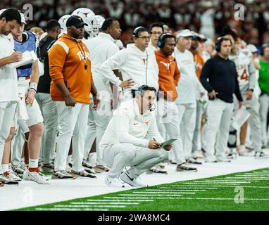 1. Januar 2024 New Orleans LA USA während des NCAA Allstate Sugar Bowl Semifinale zwischen Washington Huskies und den Texas Longhorns. Washington schlug Texas 37-31 im Caesars Superdome New Orleans, LA Thurman James/CSM Stockfoto