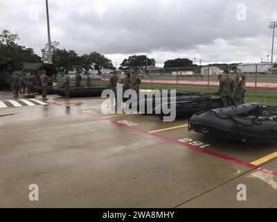US-Streitkräfte. 170829TI204-130 KATY, Texas (29. August 2017) Marines, die dem 4. Aufklärungsbataillon, 4. Marine-Division, Marine Forces Reserve, zugewiesen sind, bereiten sich auf Rettungseinsätze vor, als Reaktion auf Hurrikan Harvey in Katy, Texas. Das Marine Forces Reserve ist die Bereitstellung von Boden-, Luft- und logistischen Ressourcen, um die FEMA sowie die staatlichen und lokalen Reaktionsbemühungen aufgrund des Hurrikans Harvey zu unterstützen. (Foto des U.S. Marine Corps von Sgt. Ian Ferro/veröffentlicht) Stockfoto