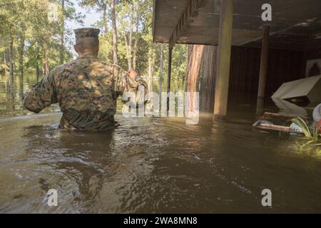 US-Streitkräfte. 170901BH832-018 WEST ORANGE, Texas (1. September 2017) U.S. Marine Corps 1st Sgt. John Herrera, ein Fallschirmspringer mit Charlie Company, 4th Reconnaissance Battalion, 4th Marine Division, Marine Forces Reserve, waten durch hüftiges tiefes Hochwasser, um einen Notfall-Evakuierungsanruf in West Orange, Texas, durchzuführen. Marine Corps Reserve Forces unterstützen die FEMA sowie staatliche und lokale Beamte und konzentrieren sich auf lebensrettende Bemühungen und Versorgungsmissionen nach dem Hurrikan Harvey. (U.S. Marine Corps Foto von PFC. Samantha Schwoch/veröffentlicht) Stockfoto