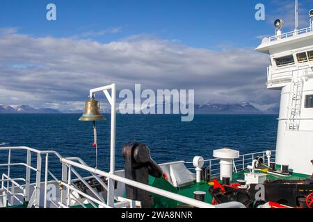 Nahaufnahme des Kreuzfahrtschiffes, das die Arktis in Svalbard erkundet Stockfoto