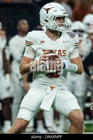 1. Januar 2024 New Orleans LA U.S.A. Texas Quarterback Quinn Ewers (3) sucht beim NCAA Allstate Sugar Bowl Semifinale zwischen Washington Huskies und den Texas Longhorns nach dem tiefen Pass. Washington schlug Texas 37-31 im Caesars Superdome New Orleans, LA Thurman James/CSM Stockfoto