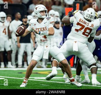 1. Januar 2024 New Orleans LA U.S.A. Texas Quarterback Quinn Ewers (3) sucht beim NCAA Allstate Sugar Bowl Semifinale zwischen Washington Huskies und den Texas Longhorns nach dem tiefen Pass. Washington schlug Texas 37-31 im Caesars Superdome New Orleans, LA Thurman James/CSM Stockfoto