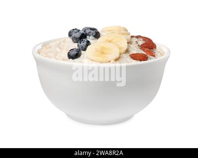 Leckeres gekochtes Haferflocken mit Heidelbeeren, Banane, Mandeln und Chiasamen in einer Schüssel isoliert auf weiß Stockfoto
