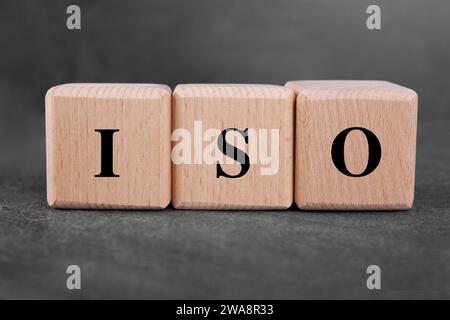 Internationale Organisation für Normung. Cubes mit der Abkürzung ISO auf grauem texturiertem Tisch Stockfoto