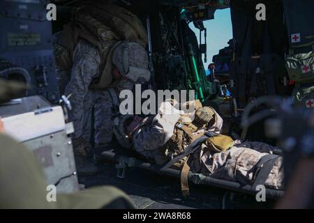 US-Streitkräfte. 170927CK339-004 MITTELMEER (27. September 2017) – Marines, die dem kombinierten Anti-Rüstungsteam, dem Landungsteam des Bataillons, dem 5. Marineregiment des 1. Bataillons, zugewiesen sind, während einer taktischen Bergung von Flugzeugen und Personal (TRAP) Luftfahrzeugkenntnisübung an Bord des Amphibien-Transportschiffs USS San Diego (LPD 22) der San Antonio-Klasse, 27. September 2017, eine trage in einen UH-1Y Huey laden. Das TRAP-Team ist auf die schnelle und reaktionsschnelle Bergung von abgestürzten Flugzeugen, Personal und Ausrüstung spezialisiert. San Diego wird zusammen mit der America Amphibious Ready Group und der 15. MEU eingesetzt, um die Seefahrtsnetze zu unterstützen Stockfoto