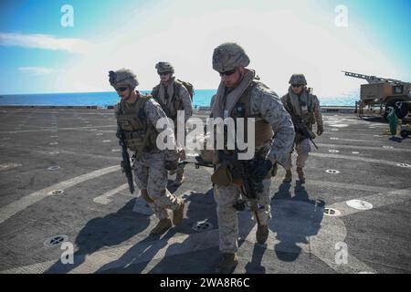 US-Streitkräfte. 170927CK339-003 MITTELMEER (27. September 2017) – Marines, die dem kombinierten Anti-Armor Team, dem Battalion Landing Team, dem 1. Bataillon 5th Marine Regiment, zugewiesen wurden, transportieren eine Bahre zu einem UH-1Y Huey während einer taktischen Bergung von Flugzeugen und Personal (FALLE) Luftvertraut gemacht an Bord der USS San Diego (LPD 22). Das TRAP-Team ist auf die schnelle und reaktionsschnelle Bergung von abgestürzten Flugzeugen, Personal und Ausrüstung spezialisiert. San Diego wird zusammen mit der America Amphibious Ready Group und der 15th Marine Expeditionary Unit eingesetzt, um die maritimen Sicherheitsoperationen und die Sicherheitskooperation im Theater zu unterstützen Stockfoto