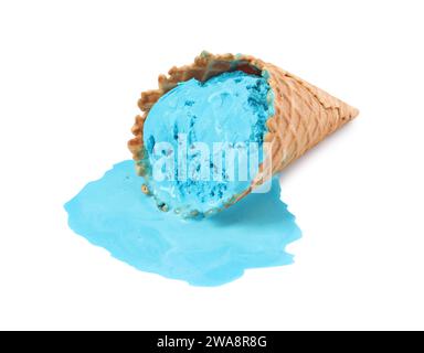 Schmelzendes Eis im Waffelkegel auf weißem Hintergrund Stockfoto