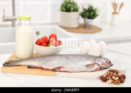 Allergene Lebensmittel. Verschiedene frische Produkte auf dem Lichttisch in der Küche Stockfoto