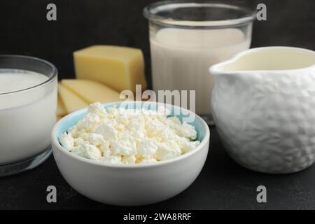 Laktosefreie Milchprodukte auf schwarzem texturierten Tisch, Nahaufnahme Stockfoto