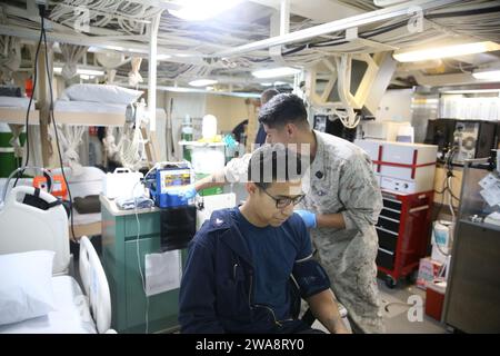 US-Streitkräfte. 170930CK339-010 MITTELMEER (Sept. 30, 2017) – Krankenhauskorps der 3. Klasse Jesus Valdez, dem Kampflogistik-Bataillon 15 der 15. Marine Expeditionary Unit (MEU) zugewiesen, überprüft die Vitalwerte eines Matrosen während einer Massentraining-Übung an Bord des Amphibien-Transportdocks der San Antonio-Klasse USS San Diego (LPD 22), 30. Sept. 2017. Die simulierte Übung wurde durchgeführt, um Seeleute und Marines zu trainieren, um mehrere Opfer gleichzeitig zu behandeln. San Diego wird zusammen mit der America Amphibious Ready Group und der 15. MEU eingesetzt, um die Seeverkehrssicherheitseinsätze und die Theatersicherheit zu unterstützen Stockfoto