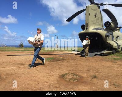 US-Streitkräfte. 171001KL357-002 DOMINICA (1. Oktober 2017) Peter Schecter, der Programmbeauftragte für ein Katastrophenhilfe-Team der US-Agentur für internationale Entwicklung, Mike Anderson, ein Hubschraubercrew-Chef der Joint Task Force-Leeward Islands (JTF-LI), entladen Hygienekits aus einem CH-47 Chinook-Hubschrauber der US Army, um sie an die Bevölkerung von Dominica zu verteilen. Auf Ersuchen der USAID hat JTF-LI Flugzeuge und Servicemitarbeiter entsandt, um nach dem Hurrikan Maria Hilfsgüter nach Dominica zu liefern. (Foto des U.S. Marine Corps von Captain Stockfoto