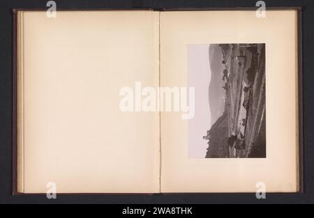 Blick auf die Burg Lahneck am Rhein, anonym, um 1881 - um 1891 fotomechanischer Druck Rijnland-Palt-Maker: Dresdner Papierkollotypenschloss. fluss Burg Lahneck Stockfoto