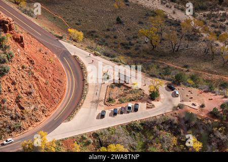 Blick hinunter vom Scout Lookout zum Big Bend Aussichtspunkt Parkplatz im Zion National Park, Utah. Stockfoto