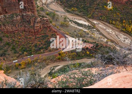 Blick hinunter vom Scout Lookout zum Big Bend Aussichtspunkt Parkplatz im Zion National Park, Utah. Stockfoto