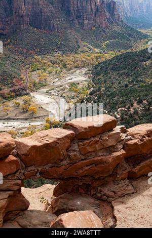 Blick auf den Zion Canyon mit Blick auf den Virgin River, vom Wanderweg aus gesehen, mit einer kleinen Mauer und einem Entwässerungsloch im Zion National Park, Utah. Stockfoto