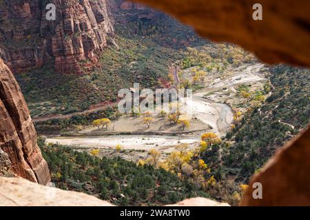 Zion Canyon Road mit Autos neben dem Virgin River, vom Weg bis zur Landung von Angel im Zion National Park, Utah. Stockfoto