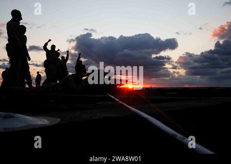 US-Streitkräfte. 171011CK339-030 MITTELMEER (11. Oktober 2017) – Marines, die der 15th Marine Expeditionary Unit (MEU), Aviation Combat Element, zugewiesen sind, zielen während eines Deck Shoot an Bord des Amphibien-Transportdocks der San Antonio-Klasse USS San Diego (LPD 22), 11. Oktober 2017 in Reichweite. Die 15. MEU führt Deck-Shootings durch, um mit ihren Waffen kompetent zu bleiben und als maritime Kriseneinsatztruppe vorbereitet zu sein. San Diego wird zusammen mit der America Amphibious Ready Group und der 15th MEU eingesetzt, um die Bemühungen zur maritimen Sicherheit und zur Zusammenarbeit im Bereich der Theatersicherheit im 6th FLE der USA zu unterstützen Stockfoto