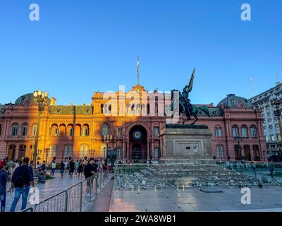 Wunderschöner Blick aus der Vogelperspektive auf die Plaza de Mayo, das Casa Rosada Presidents House, das Kirchner Cultural Centre in Puerto Madero. Buenos Aires, Argentinien. Stockfoto