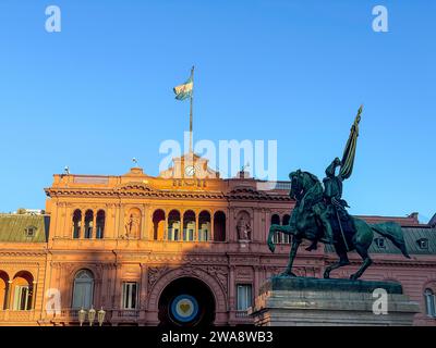 Wunderschöner Blick aus der Vogelperspektive auf die Plaza de Mayo, das Casa Rosada Presidents House, das Kirchner Cultural Centre in Puerto Madero. Buenos Aires, Argentinien. Stockfoto