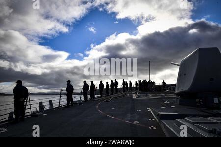 US-Streitkräfte. 171022UY653-030 FASLANE, Vereinigtes Königreich (22. Oktober 2017) Seeleute besetzen die Schienen des Arleigh-Burke-Klasse-Raketen-Zerstörers USS Oscar Austin (DDG 79), während das Schiff vom 22. Oktober 2017 in Faslane, Schottland, verlässt. Oscar Austin ist auf einem Routineeinsatz, der die nationalen Sicherheitsinteressen der USA in Europa unterstützt und die Zusammenarbeit im Bereich der Theatersicherheit und die Präsenz der Seefahrt im Einsatzgebiet der 6. US-Flotte verstärkt. (Foto der US Navy von Mass Communication Specialist 2nd Class Ryan Utah Kledzik/veröffentlicht) Stockfoto