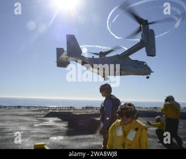 US-Streitkräfte. 171023NB142-026 PAZIFISCHER OZEAN (23. Oktober 2017) Marines, die der 1. Marines der 4. Division zugewiesen sind, stehen in der Hangarbucht des amphibischen Angriffsschiffs USS Essex (LHD 2) der Wasp-Klasse bereit, um während des Dawn Blitz 2017 an Bord eines Flugzeugs zu gehen. Dawn Blitz ist eine szenariengesteuerte Übung, die darauf ausgelegt ist, Marine- und Marine-Korps-Einheiten zu trainieren und zu integrieren, indem sie eine robuste Trainingsumgebung bietet, in der die Streitkräfte einen amphibischen Angriff planen und ausführen, an Live-Feuer-Ereignissen teilnehmen, und errichten Sie Expeditionsbasen in einem Land- und maritimen Bedrohungsumfeld, um die amphibischen Kernkompendien der Marine zu verbessern Stockfoto