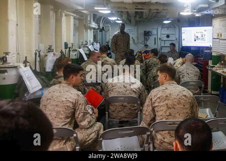 US-Streitkräfte. 171023CK339-002 MITTELMEER (23. Oktober 2017) – Krankenhauskorpsman 1. Klasse, Ricardo Porter, dem Kampflogistikbataillon 15 der 15. Marine Expeditionary Unit (MEU) zugewiesen, leitet am 23. Oktober 2017 einen Tactical Combat Casualty Care (TCCC) Kurs an Bord des Amphibien-Transportdocks der San Antonio-Klasse USS San Diego (LPD 22). TCCC ist ein Kurs, der Marines und Seeleuten beibringt, wie sie medizinische Versorgung in einem taktischen Kampfumfeld anbieten können. Die USS San Diego wird zusammen mit der America Amphibious Ready Group und der 15. MEU eingesetzt, um die maritimen Sicherheitseinsätze und das Theater zu unterstützen Stockfoto