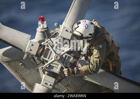 US-Streitkräfte. 171025AY374-010 CARIBBEAN SEA (25. Oktober 2017) Lt. Louis Guagliardo führt eine Inspektion des Heckrotors vor dem Flug an einem MH-60S Sea Hawk Hubschrauber auf dem Flugdeck an Bord des amphibischen Angriffsschiffs USS Kearsarge (LHD 3) durch. Kearsarge unterstützt Hilfsmaßnahmen nach dem Hurrikan Maria. Das Verteidigungsministerium unterstützt die Federal Emergency Management Agency, die federführende Bundesbehörde, bei der Unterstützung der von Hurrikan Maria Betroffenen bei der Minimierung des Leidens und ist eine Komponente der gesamten Regierungsreaktionsbemühungen. (U.S. Navy Foto von Mass Communi Stockfoto