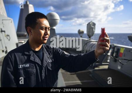 US-Streitkräfte. 171024BK384-248 MITTELMEER (24. Oktober 2017) Quartermaster Seaman Joriane Leyran aus San Diego macht eine Windmessung auf dem Brückenflügel des Amphibientransportschiffes USS San Diego (22. LPD) am 24. Oktober 2017. San Diego wird zusammen mit der America Amphibious Ready Group und der 15th Marine Expeditionary Unit eingesetzt, um die Zusammenarbeit im Bereich der maritimen Sicherheit und der Theatersicherheit bei den Bemühungen im Einsatzgebiet der 6. US-Flotte zu unterstützen. (Foto der U.S. Navy von Mass Communication Specialist 3rd Class Justin A. Schoenberger/veröffentlicht) Stockfoto