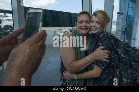 US-Streitkräfte. 171025BD308-0036 SAN JUAN, Puerto Rico (25. Oktober 2017) Hospitalman Samantha Fryer, der dem amphibischen Angriffsschiff USS Wasp (LHD 1) zugeteilt wurde, vereint sich mit ihrer Großmutter während einer Familienuntersuchung in Puerto Rico. Wespensegler mit Verbindungen zu Puerto Rico hatten die Gelegenheit, an Land zu gehen, um Familienmitglieder zu treffen und die derzeitige Hilfsunterstützung zu bewerten und Infrastrukturinformationen zu ermitteln. Wespe unterstützt Hilfsmaßnahmen nach dem Hurrikan Maria. Das Verteidigungsministerium unterstützt die Federal Emergency Management Agency (FEMA), die federführende Feder Stockfoto