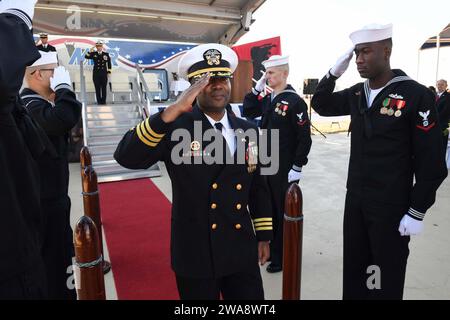 US-Streitkräfte. 171027FP878-191 MARINESTÜTZPUNKT ROTA, Spanien (27. Oktober 2017) Cmdr. Timothy Moore verlässt den Arleigh-Burke-Klasse-Lenkraketenzerstörer USS Donald Cook (DDG 75), Zeremonie zum Kommandowechsel am 27. Oktober 2017. Donald Cook, der nach Rota in Spanien entsandt wurde, befindet sich auf seiner sechsten Patrouille im Gebiet der 6. Flotte, um regionale Verbündete und Partner sowie nationale Sicherheitsinteressen der USA in Europa zu unterstützen. (Foto der U.S. Navy von Mass Communication Specialist 1st Class Theron J. Godbold /veröffentlicht) Stockfoto