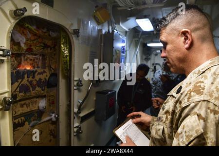 US-Streitkräfte. 171031BK384-056 MITTELMEER (31. Oktober 2017) U.S. Marine Master Gunnery Sgt. Eric Johnson, aus Salt Lake City, Utah, richtet einen Halloween-Turnierwettbewerb an Bord des Amphibien-Transportdocks USS San Diego (LPD 22) vom 31. Oktober 2017 aus. San Diego wird zusammen mit der America Amphibious Ready Group und der 15th Marine Expeditionary Unit eingesetzt, um die Zusammenarbeit im Bereich der maritimen Sicherheit und der Theatersicherheit bei den Bemühungen im Einsatzgebiet der 6. US-Flotte zu unterstützen. (Foto der U.S. Navy von Mass Communication Specialist 3rd Class Justin A. Schoenberger/veröffentlicht) Stockfoto