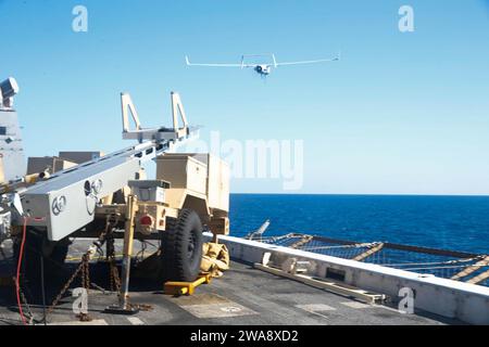 US-Streitkräfte. 171106CK339-006 MITTELMEER (6. November 2017) – ein RQ-21A Balckjack startet am 6. November 2017 vom Amphibienschiff USS San Diego (LPD 22). Die Marines führen Trainingsflüge durch, um die Bereitschaft und Kompetenz zu erhalten. San Diego wird zusammen mit der America Amphibious Ready Group und der 15th MEU eingesetzt, um maritime Sicherheitsoperationen und die Zusammenarbeit im Bereich der Theatersicherheit im Einsatzgebiet der 6th Fleet zu unterstützen Marine Corps Foto von CPL. Jeremy Laboy/veröffentlicht) Stockfoto