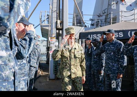 US-Streitkräfte. 171106N0901-014 MARINESTÜTZPUNKT ROTA, Spanien (6. November 2017) Vize-ADM Robert Burke, stellvertretender Chef der Marineoperationen, begrüßt die Sideboys, als er den Lenkraketenzerstörer der Arleigh-Burke-Klasse USS Ross (DDG 71) nach einem Anruf aus allen Händen verlässt 2017. Ross, der nach Rota (Spanien) eingesetzt wurde, führt Marineoperationen im US-Einsatzgebiet 6th Fleet durch, um die nationalen Sicherheitsinteressen der USA in Europa und Afrika zu unterstützen. (Foto der US Navy von Logistikspezialist 2nd Class Melissa Delapena/veröffentlicht) Stockfoto