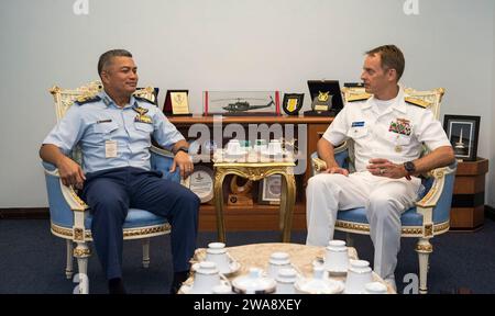 US-Streitkräfte. RUNEI (6. November 2017) Royal Brunei Air Force Commander Brigadegeneral Dato Seri Pahlawan Shahril Anwar bin Haji Ma’awiah führt einen Büroanruf Rear ADM durch. Don Gabrielson, Commander, Logistics Group Western Pacific, Task Force 73, während der Zusammenarbeit über Wasser bereit und Ausbildung (CARAT) Brunei 2017 Nov. 06. CARAT ist eine Reihe von jährlichen maritimen Übungen zwischen der U.S. Navy, dem U.S. Marine Corps und den Streitkräften der Partnerländer, darunter Bangladesch, Brunei, Indonesien, Malaysia, Sri Lanka, Singapur, Thailand und Timor-Leste. (Foto der U.S. Navy von Mass Communicati Stockfoto