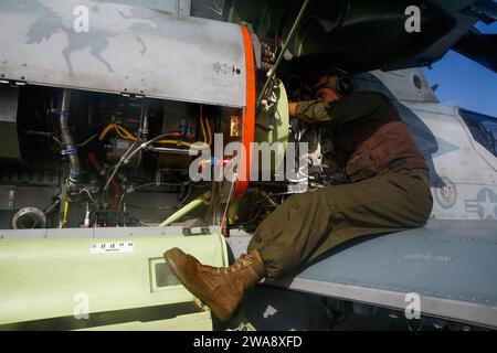 US-Streitkräfte. 171107CK339-001 MITTELMEER (7. November 2017) – Osvaldo Guzman, dem Luftwaffenelement der 15. Marine Expeditionary Unit (MEU) zugeordnet, führt an Bord des Amphibientransportschiffs USS San Diego eine Wartungsinspektion an einem AH-1Z Cobra-Hubschrauber durch, der an der mittleren Tiltrotor Squadron (VMM) 161 (verstärkt) befestigt ist (LPD 22) 7. November 2017. San Diego wird zusammen mit der America Amphibious Ready Group und der 15th MEU eingesetzt, um maritime Sicherheitsoperationen und die Zusammenarbeit im Bereich der Theatersicherheit im Einsatzgebiet der 6. US-Flotte zu unterstützen Stockfoto