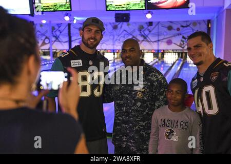 US-Streitkräfte. 171106UK306-043 MAYPORT, Florida (6. November 2017) Spieler und Cheerleader der Jacksonville Jaguars besuchen zusammen mit Seeleuten und Familien während des „Salute to Service“ der NFL auf der Naval Station Mayport Bowlingbahn. Die jährlichen Bemühungen der Liga um militärische Anerkennung gipfeln im November mit besonderen Veranstaltungen, bei denen Veteranen, Mitglieder des aktiven Dienstes und ihre Familien geehrt werden. (Foto der US Navy von Mass Communication Specialist 2nd Class Timothy Schumaker/veröffentlicht) Stockfoto