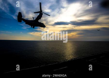 US-Streitkräfte. 171107ZL982-312 ATLANTISCHER OZEAN (7. November 2017) Ein U.S. Marine Corps MV-22B Osprey, das der Marine Medium Tiltrotor Squadron 162 (verstärkt), 26. Marine Expeditionary Unit (MEU) zugewiesen ist, startet von dem amphibischen Angriffsschiff USS Iwo Jima (LHD-7) im Atlantik als Teil der Composite Training Unit Expeditionary Expeditionary Expeditionary Unit Expeditionary Expeditionary Expeditionary Exercise (COMPTUEX). Die Übung ermöglicht es allen Elementen der Marine Air Ground Task Force, sich anzuschließen und in realistischen Szenarien auszubilden, damit die MEU als Ganzes ihre Ziele im Rahmen des Ausbildungsprogramms vor der Einführung erfüllen kann, bevor sie auf See eingesetzt wird. (U.S. Marine Corp Stockfoto